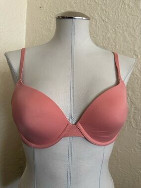 Victoria’s Secret Pink Wear Everywhere T-Shirt Lightly Lined Bra 34B Peachy Pink